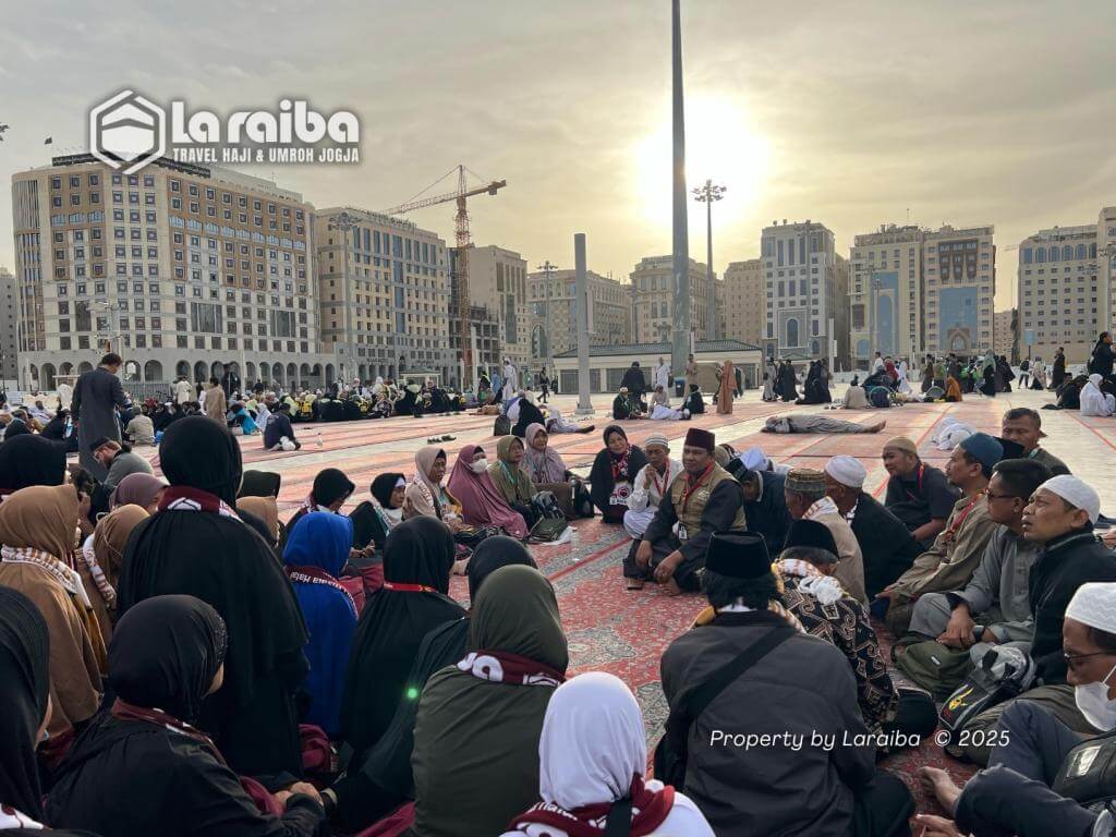 Manasik ulang jamaah Umroh Laraiba di Madinah bersama muthawif.