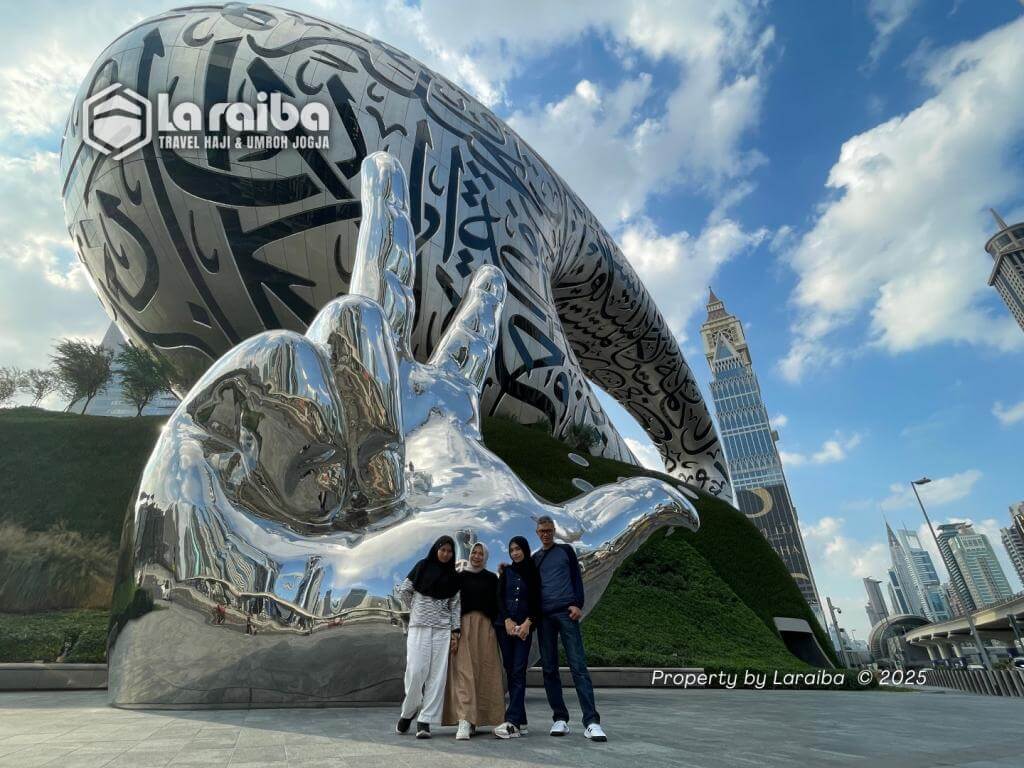 Jamaah Umroh + Dubai Laraiba mengunjungi Museum of the Future