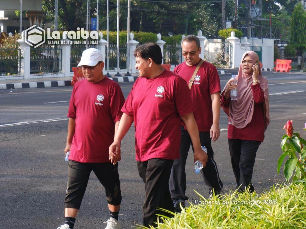 Kegiatan Jalan Sehat Jamaah Laraiba penuh kebersamaan dan keceriaan.