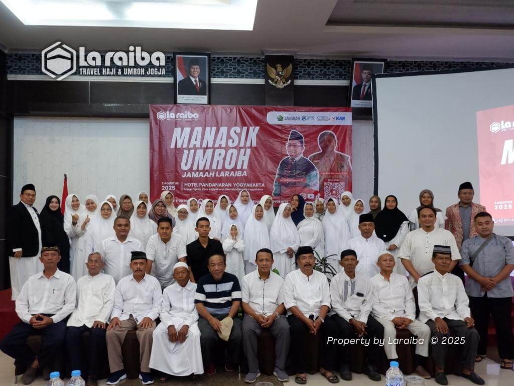 Jamaah Manasik Haji 2025 Laraiba berfoto bersama setelah kegiatan selesai.