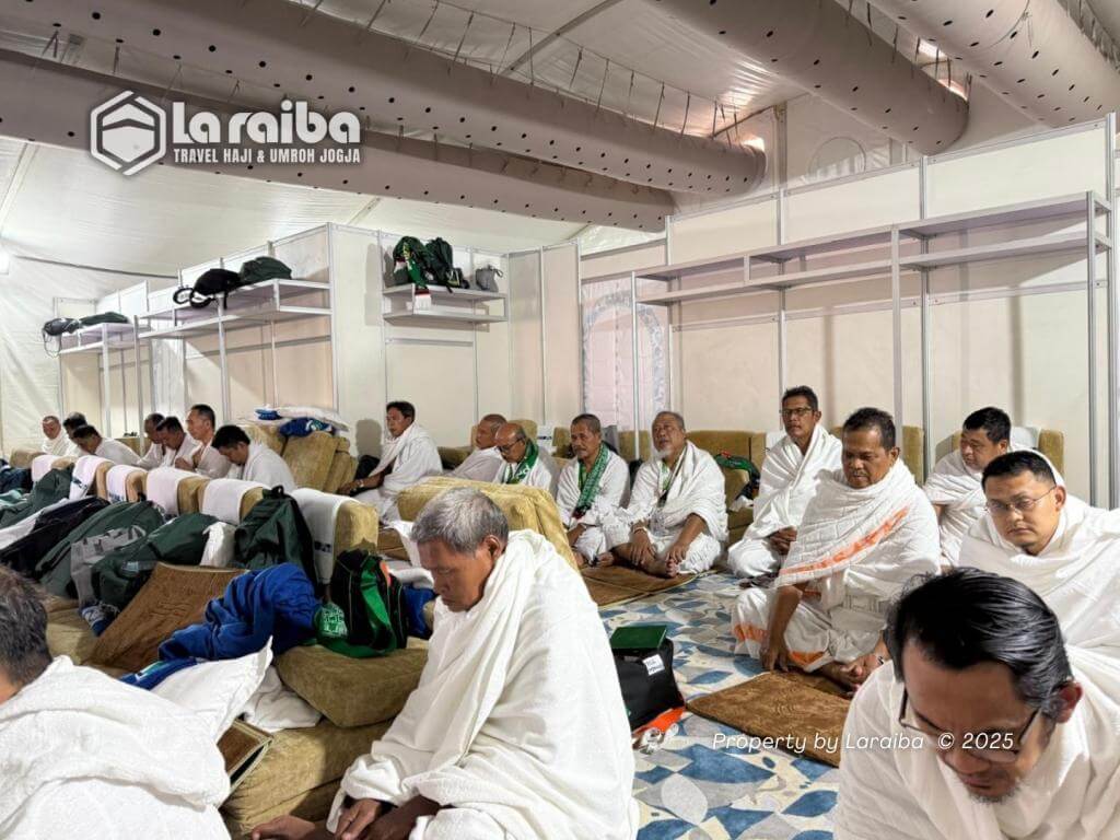 Suasana jamaah Laraiba di tenda haji saat wukuf dan mabit.  Nama file: