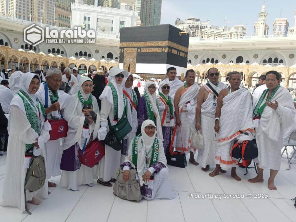 Jamaah Haji Laraiba berfoto di depan Ka’bah saat menunaikan ibadah.