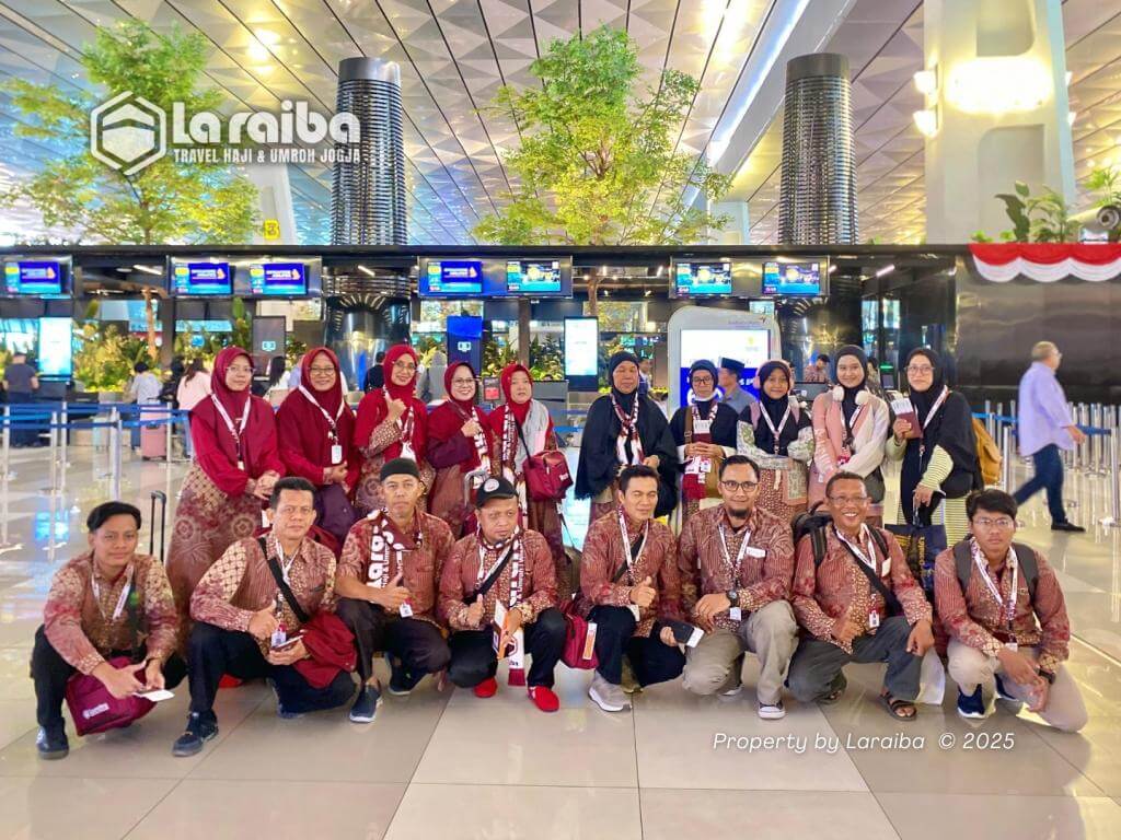 Jamaah Umroh Laraiba berfoto di bandara sebelum berangkat.