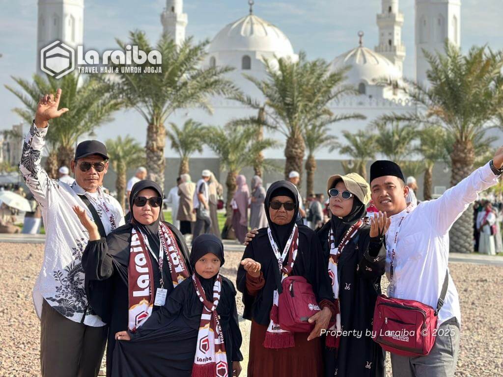 Jamaah Umroh Laraiba city tour ke Masjid Qiblatain.
