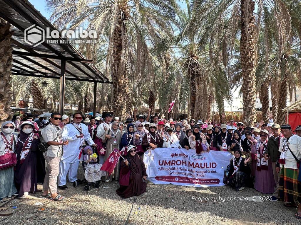 Jamaah Umroh Laraiba berkunjung dan berbelanja di Kebun Kurma Madinah.