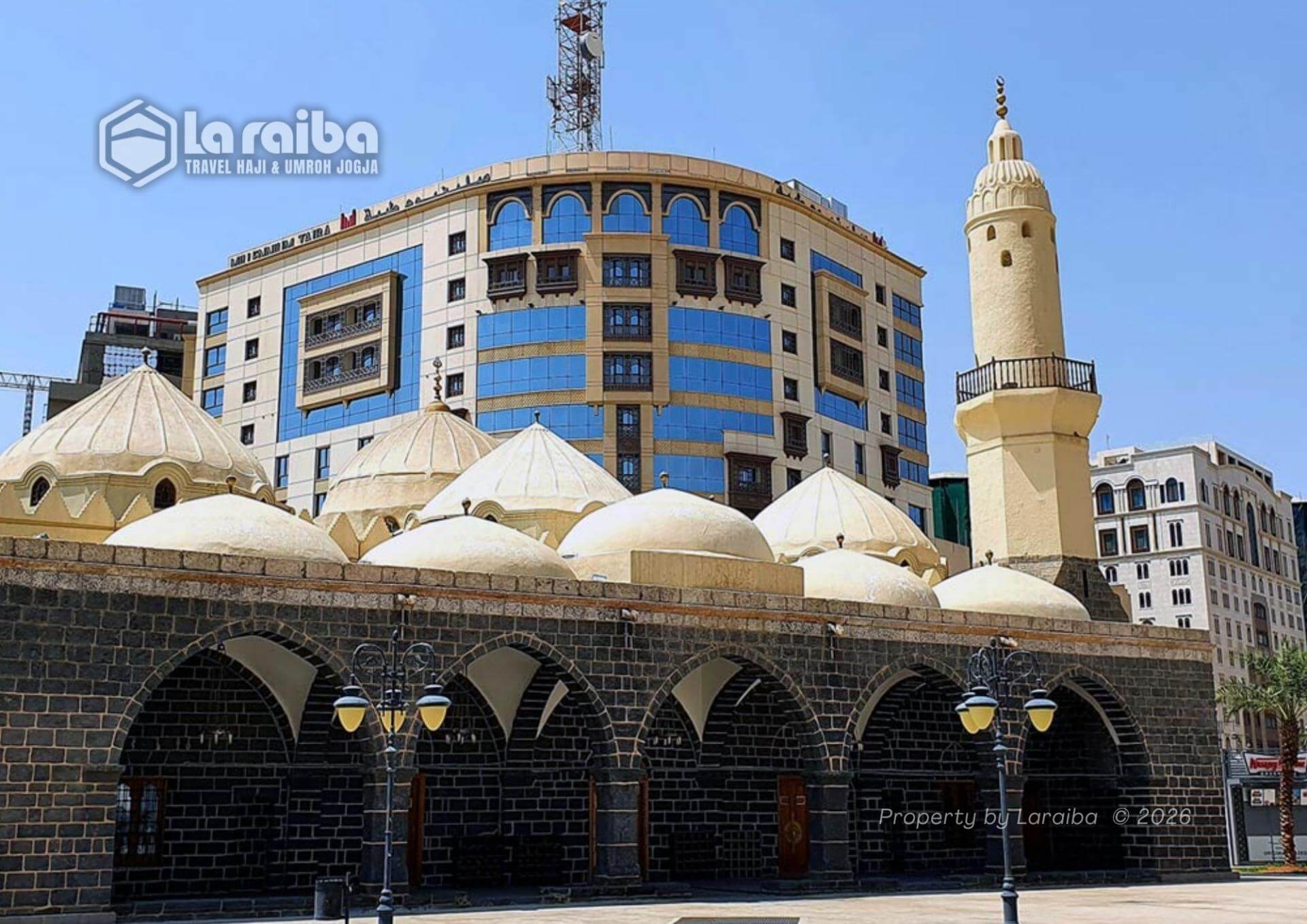 Telusuri sejarah Masjid Al-Ghamamah di Madinah, tempat bersejarah di mana Rasulullah SAW pertama kali memimpin Shalat Idul Fitri dan mukjizat awan yang menaungi doa beliau..jpg