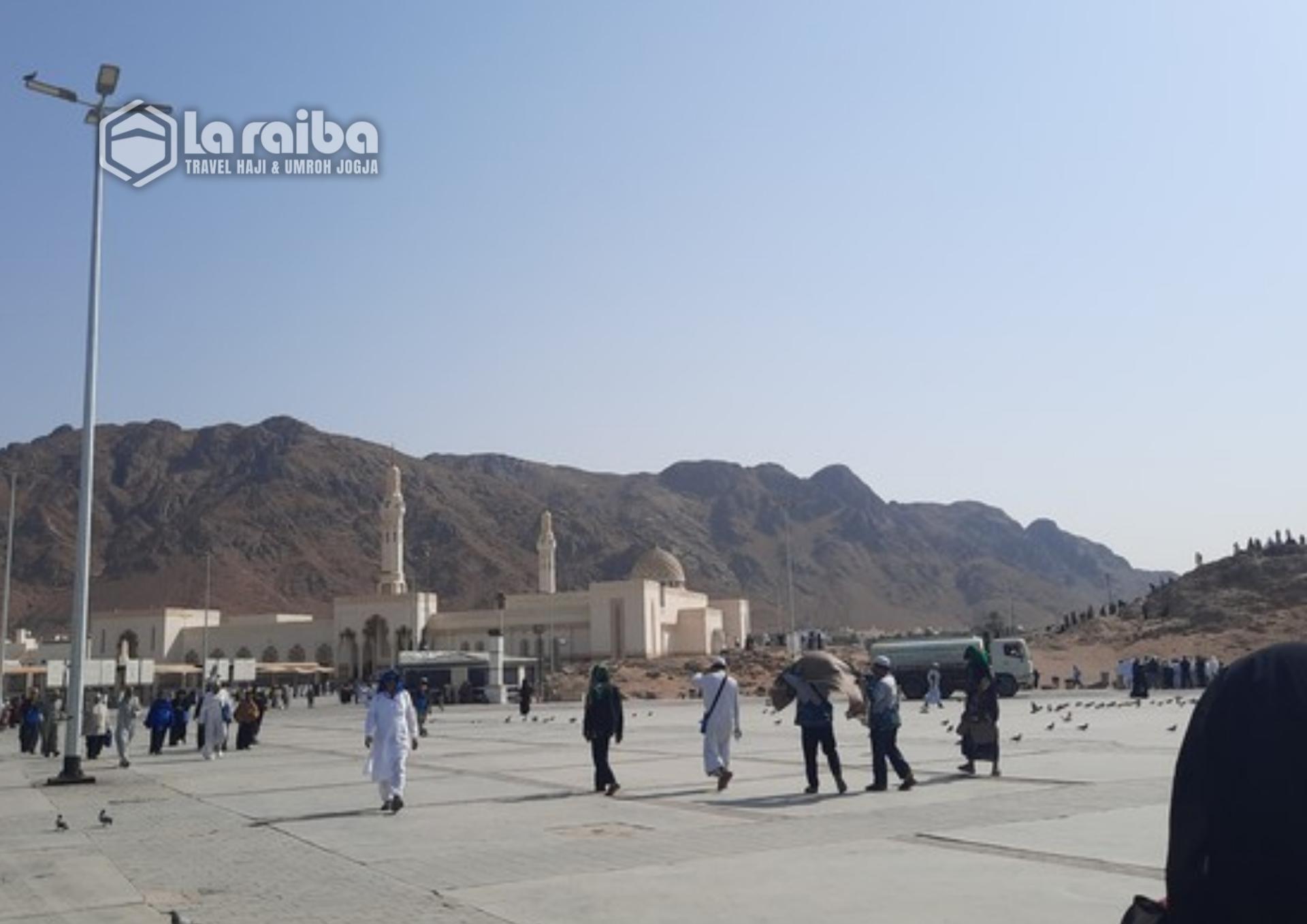 Jabal Uhud adalah saksi Perang Uhud yang diabadikan dalam Al-Qur&rsquo;an dan hadis sahih. Mengungkap sejarah, syuhada Uhud, dan pelajaran iman umat Islam..jpg