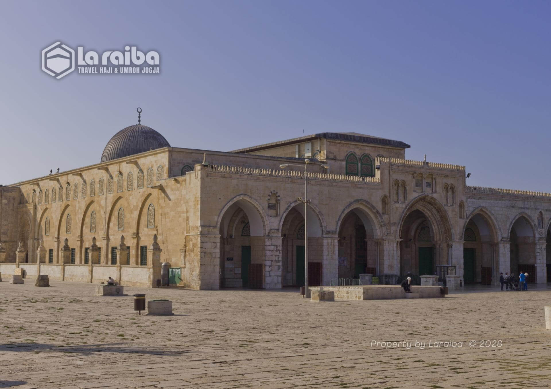 Peristiwa pemindahan arah kiblat dari Baitul Maqdis ke Ka&rsquo;bah terjadi pada bulan Sya&rsquo;ban tahun ke-2 Hijriyah. Simak sejarah, dalil Al-Qur&rsquo;an, lokasi Masjid Qiblatain, serta hikmah besar di b