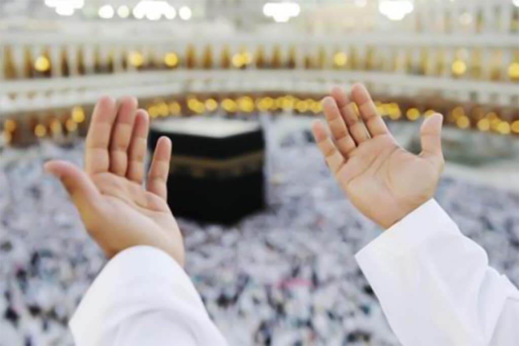 praying in front of the Kaaba.jpg