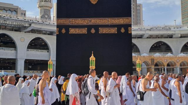 Jemaah Haji di depan kaabah.jpg