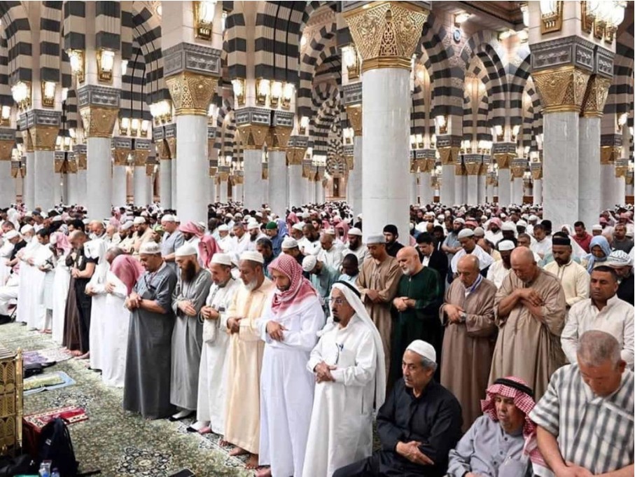 Shalat tarawih di masjid nabawi.jpg