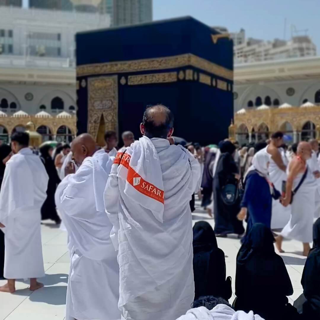 jamaah berdoa di kabah