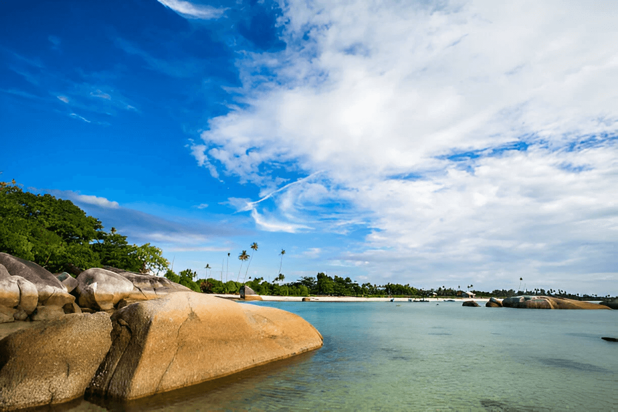 Pantai Tanjung Tinggi dengan batu granit raksasa.jpg