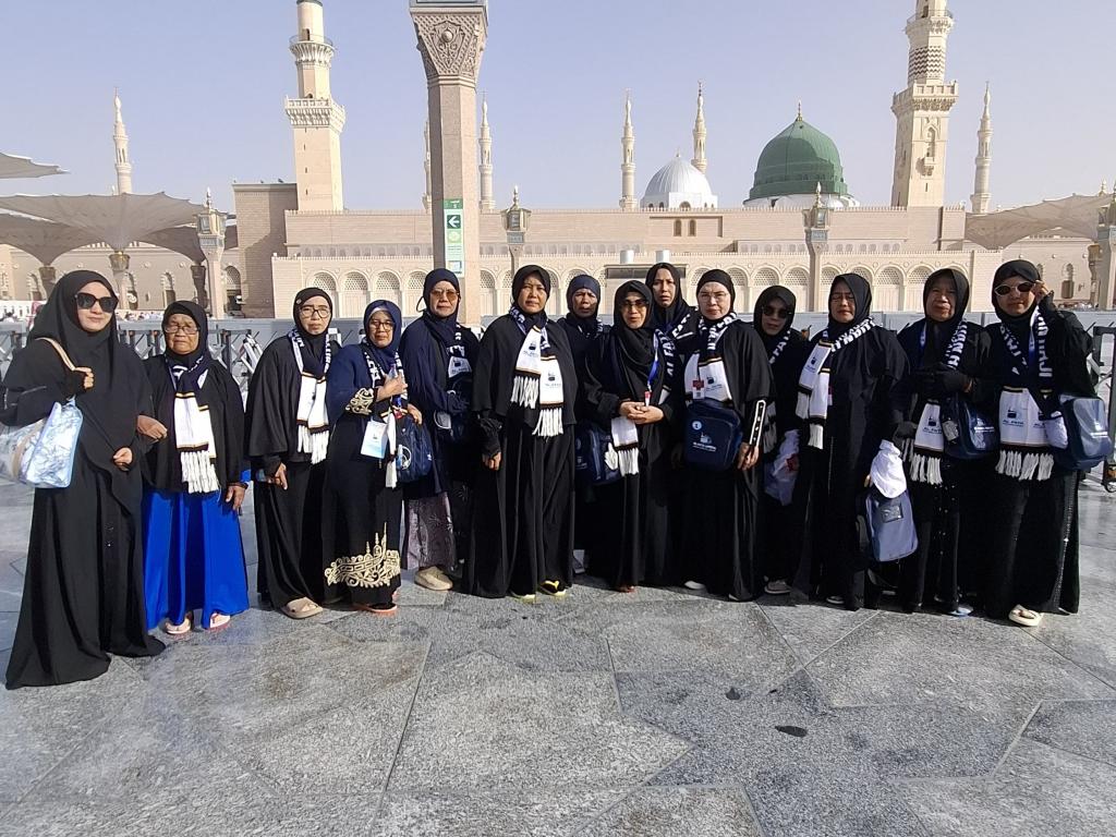 Pelataran Masjid Nabawi Menunggu Raudhah