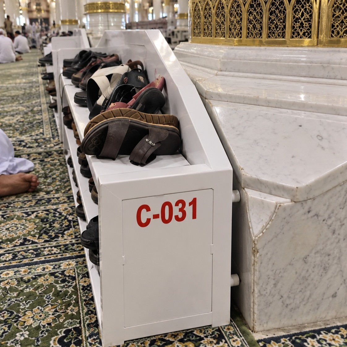 Rak Sandal - Masjid Nabawi.jpg