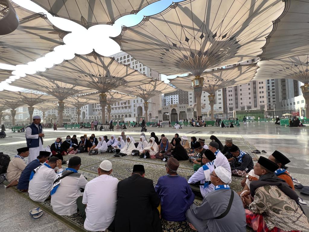 Kajian dan Khatam Quran di Pelataran Masjid Nabawi