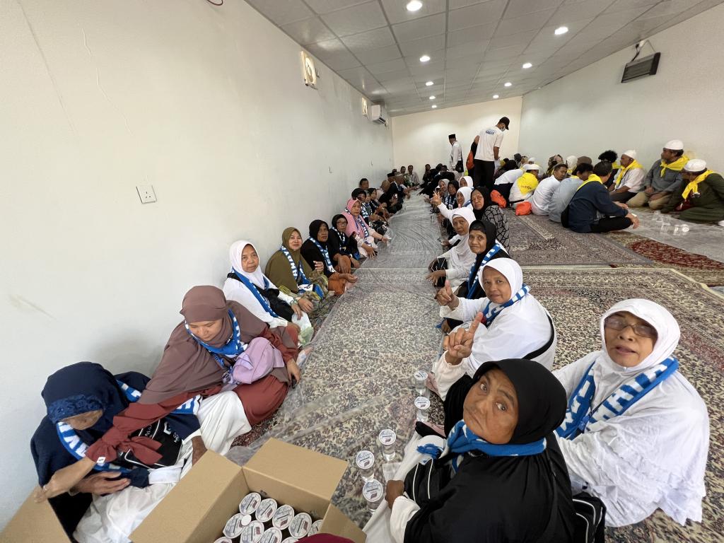 Kebersamaan Jamaah Makan Nasi Mandhi di Thaif